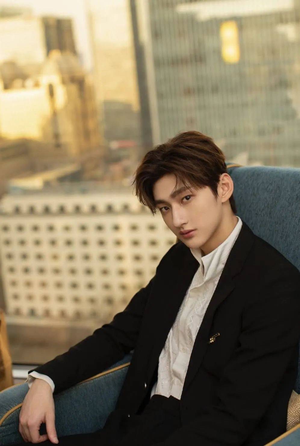 这位长腿年下帅霸总,你成功引起我的注意了!_刘特