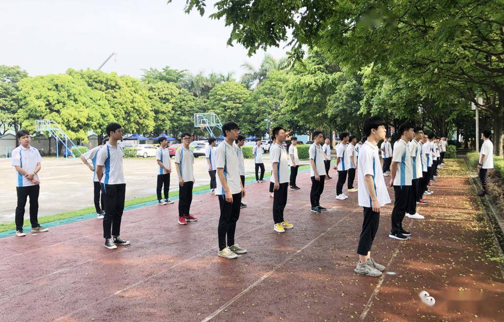 大墩初级中学组织学生参加课外拓展活动.