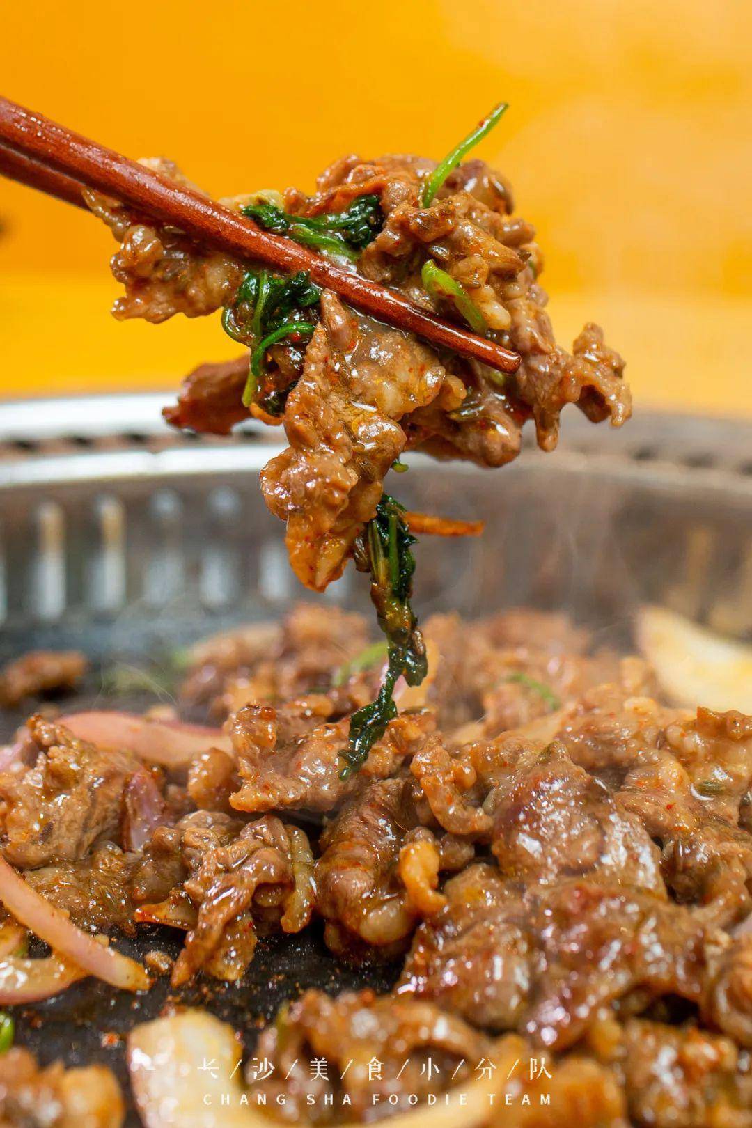 在私藏的五一新村碳烤肥牛小店我们吃到了凌晨2点