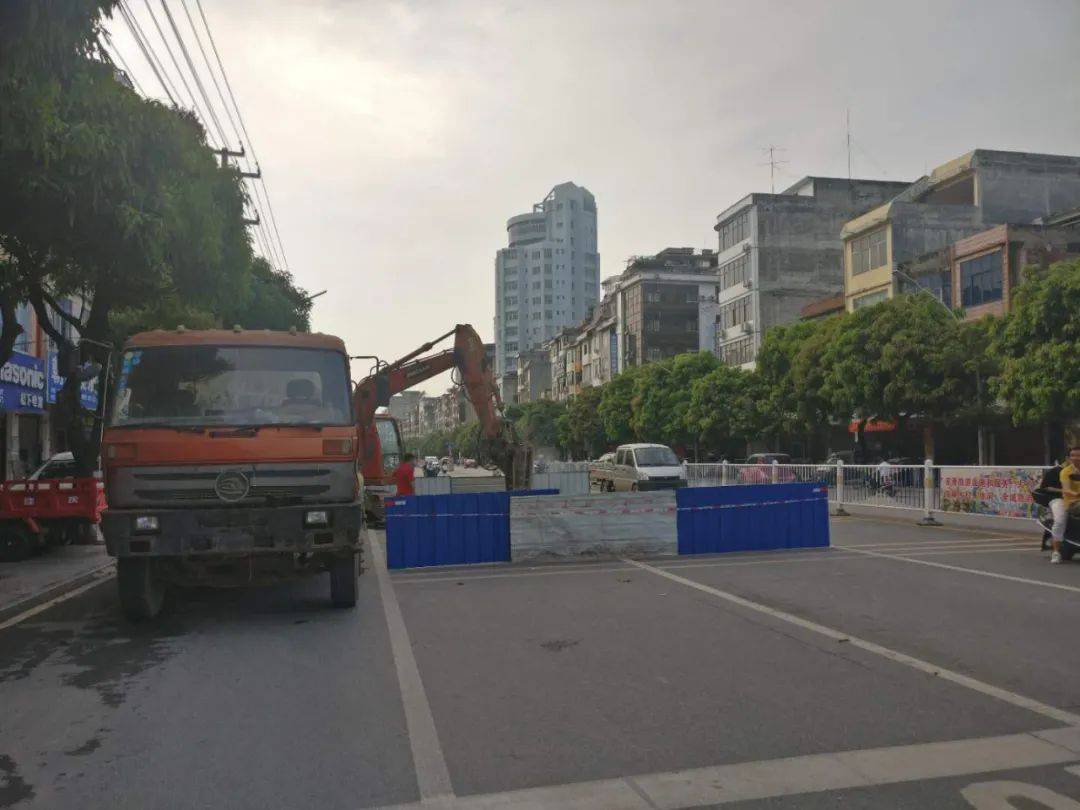 修!修!平南多条道路围挡护栏加入"修路"大军