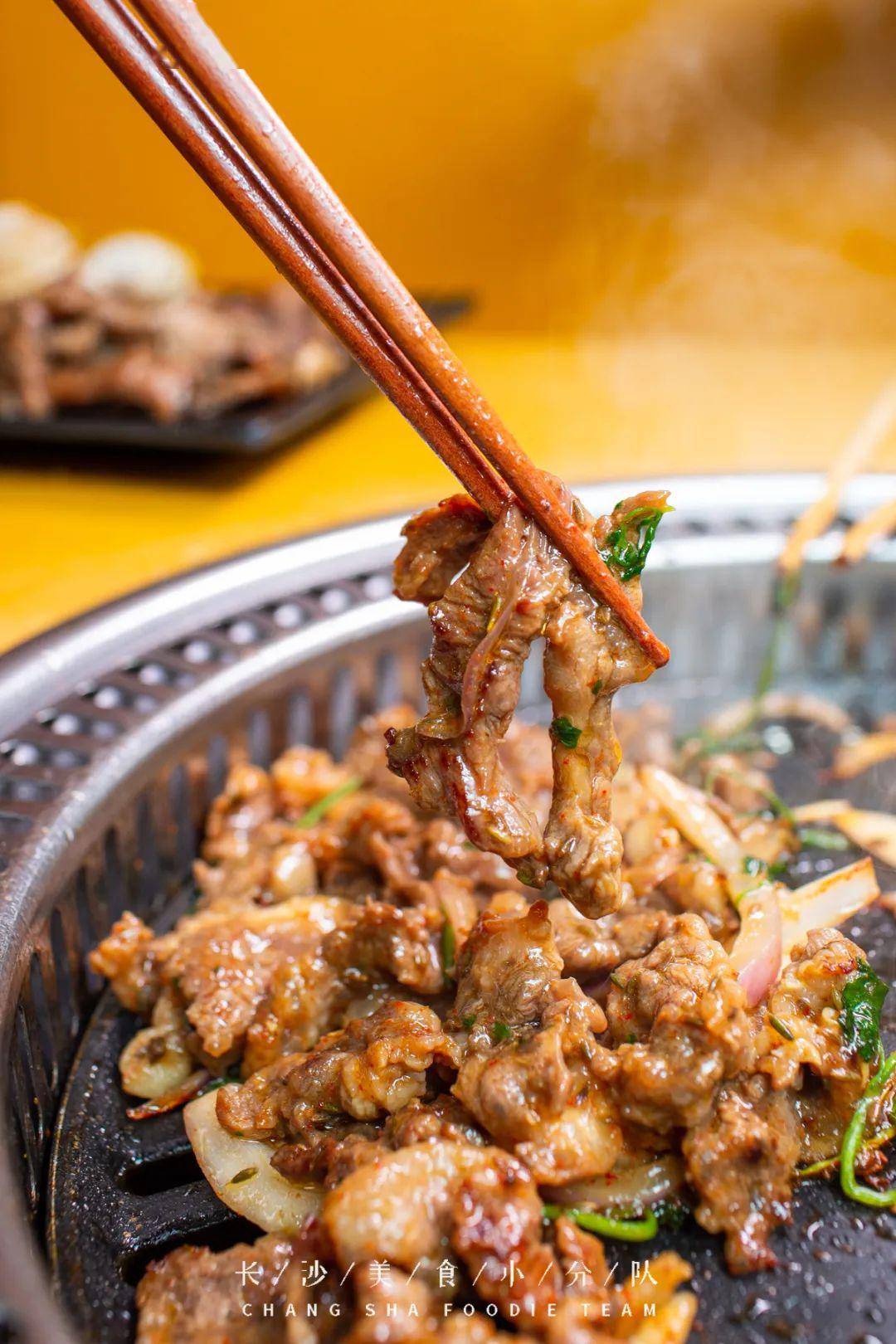 在私藏的五一新村碳烤肥牛小店,我们吃到了凌晨2点