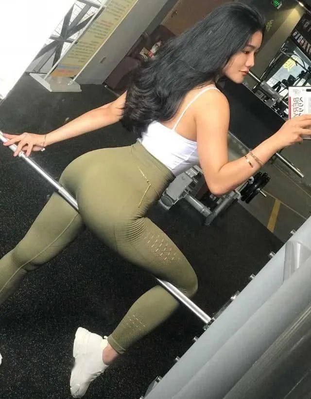 女子减肥痴迷锻炼欧美身材,s曲线让人着迷,妈妈却不理解美在哪