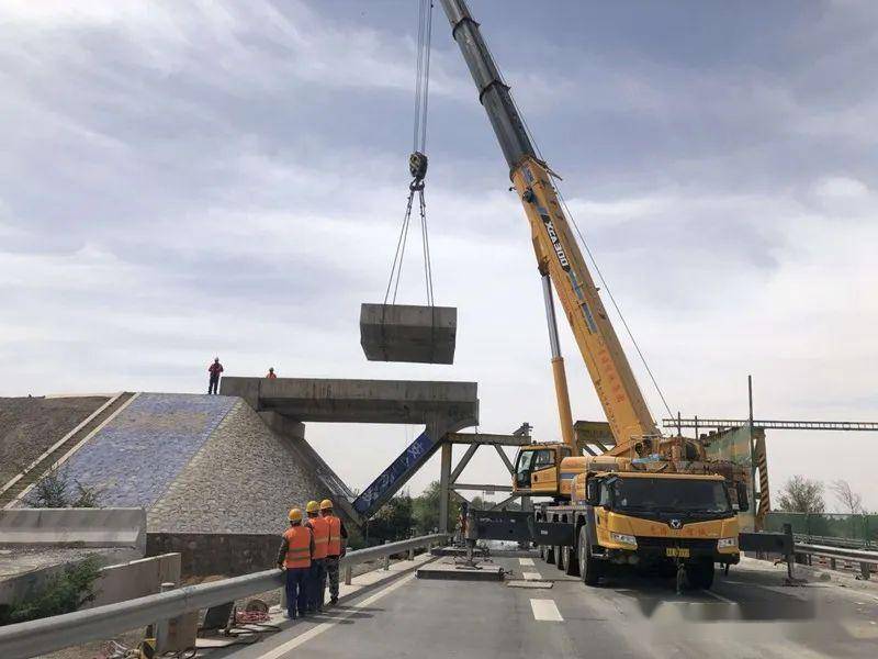张掖公路局g30高速公路明永2号天桥顺利拆除