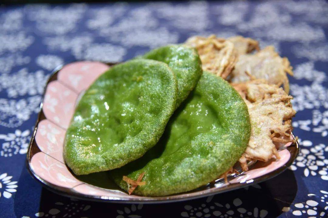 各种煎炸的客家小吃丝丝香脆的芋头丝一口一个的韭菜饺子一口下去全是