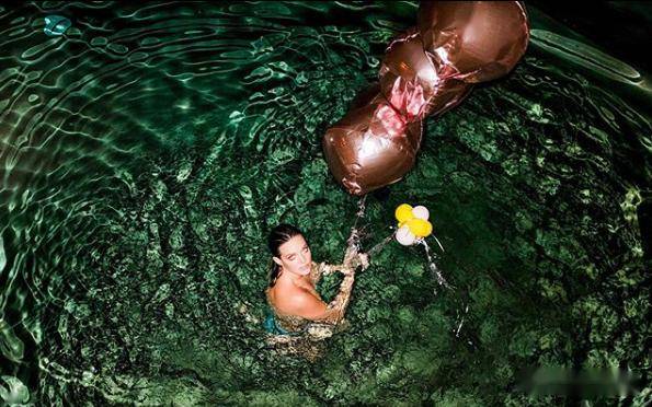 继上周hurts出现之后,本周销声匿迹许久的carly rae jepsen也带着新单