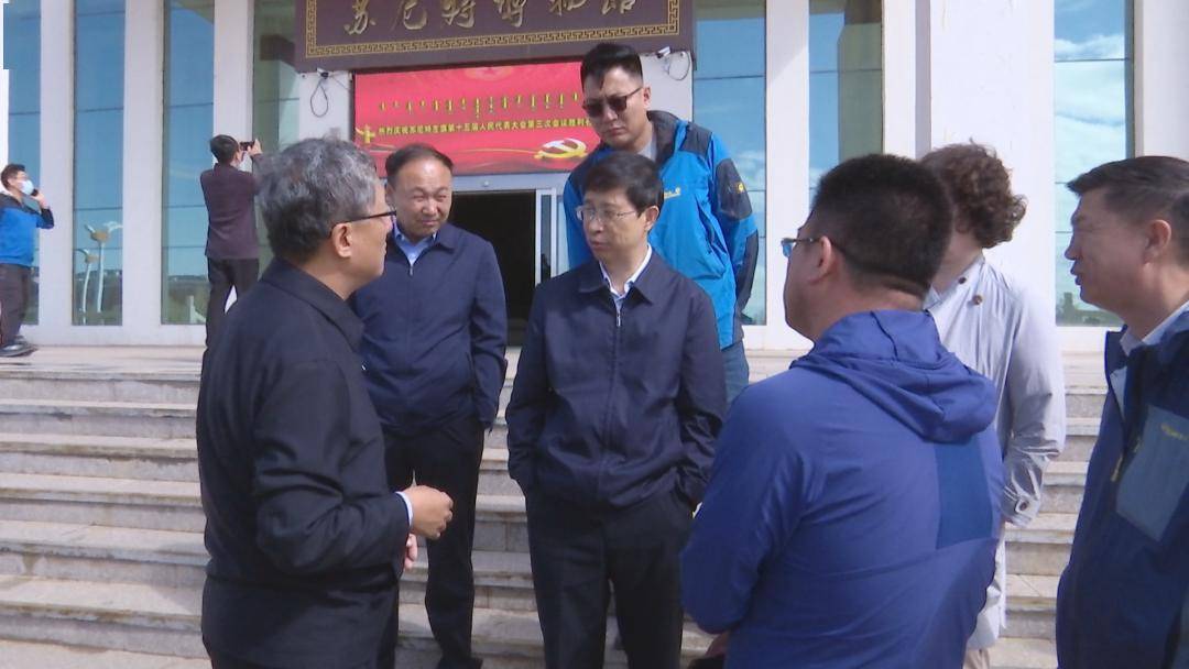 自治区民委党组书记主任奇锦玉一行深入苏尼特左旗调研