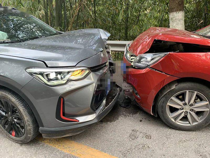 石船兩車正面對撞,車上人員卻全都安然無恙,都是因為繫了安全帶!