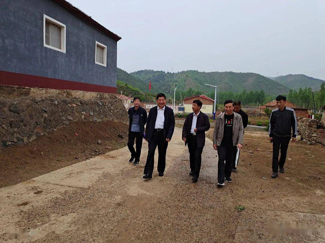 市人大常委会党组书记主任韩福才到隆化县蓝旗镇 黑山嘴村调研扶贫