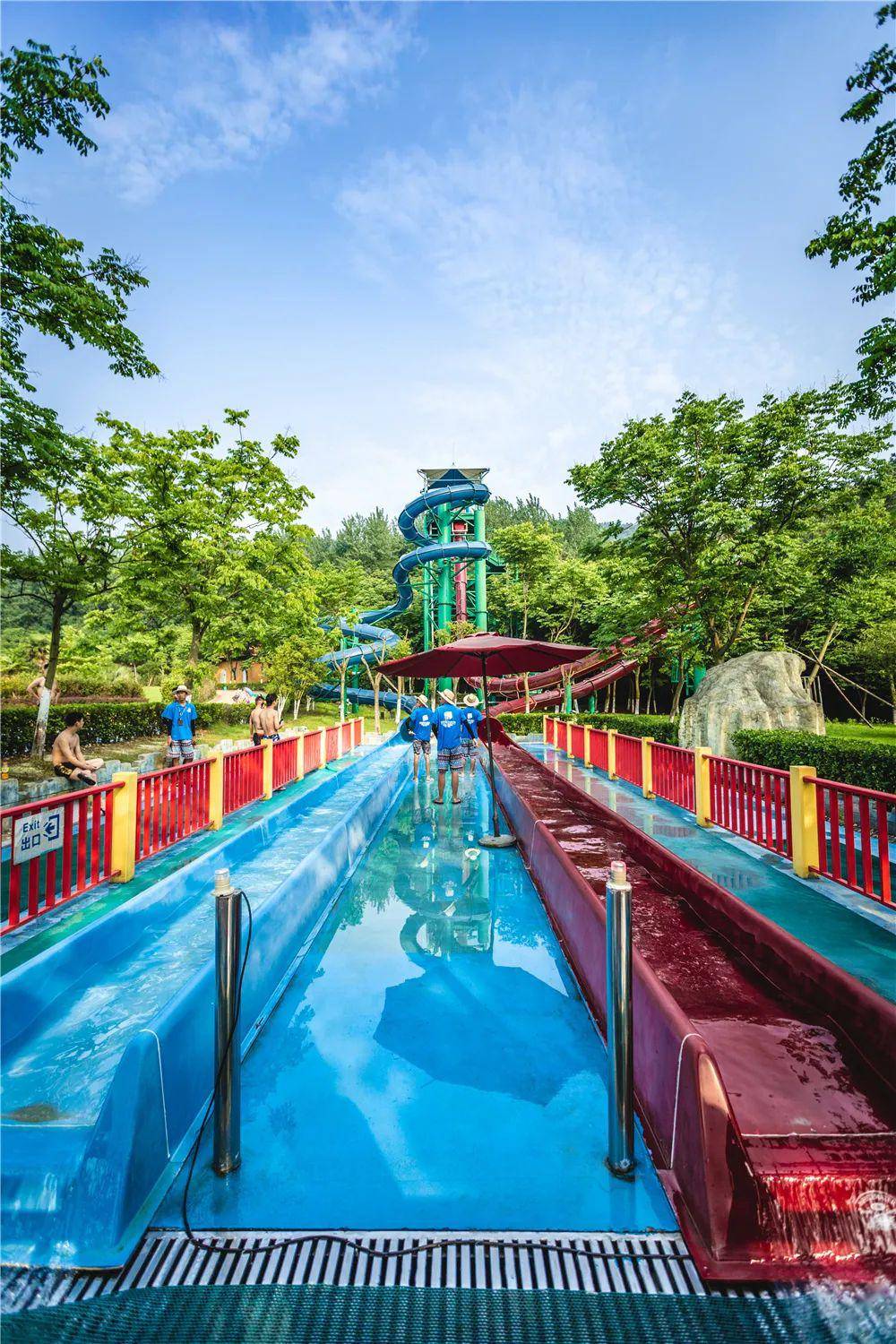 七八岁孩童还是 活力四射的十七八岁年轻人,对水上乐园都毫无抵抗力