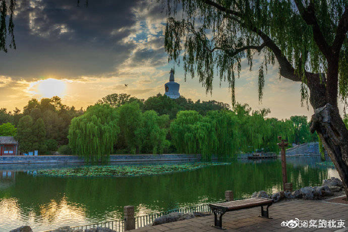 北海公园太液池,湖静映彩霞