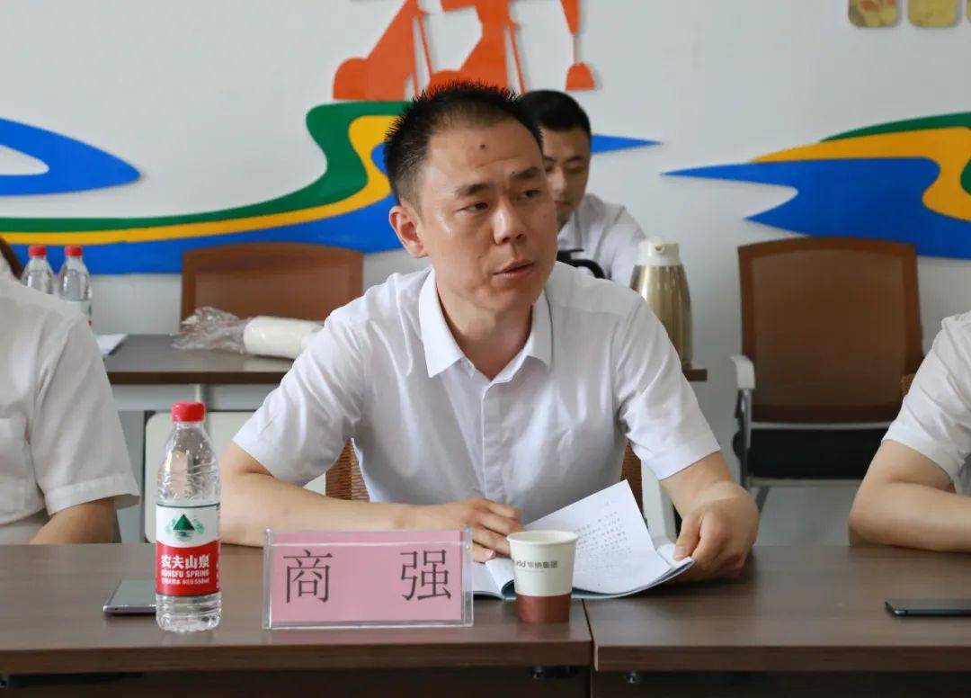 首先,东营市黄河口创业研究院顾问王建伟传达市政府工作报告.