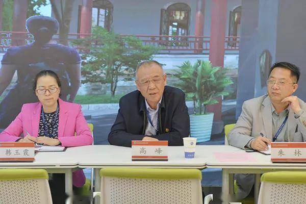 党委副书记高峰向四川农业大学马克思主义学院杨世义一