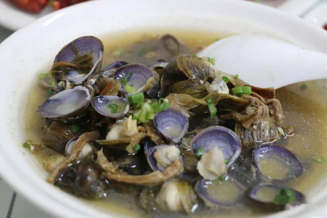 小河蚌煮汤,也是嵊州人的家常菜,河蚌与姜蒜一起经过爆炒,尝不出一丝
