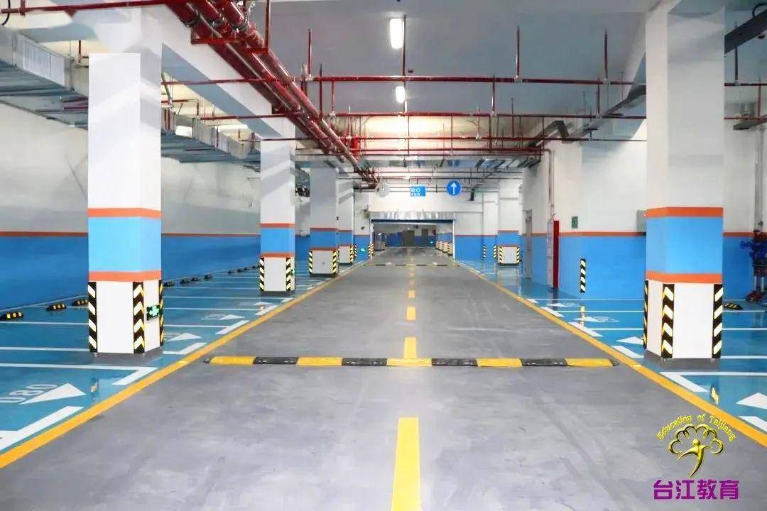 地下室面积作为停车及多功能用房等实现人车分流此外,地下室在设计上