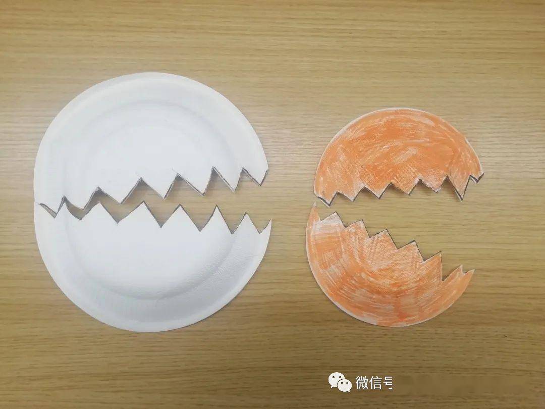 在圆形纸盘上用彩笔画出折线,并用剪刀沿其边缘裁剪.