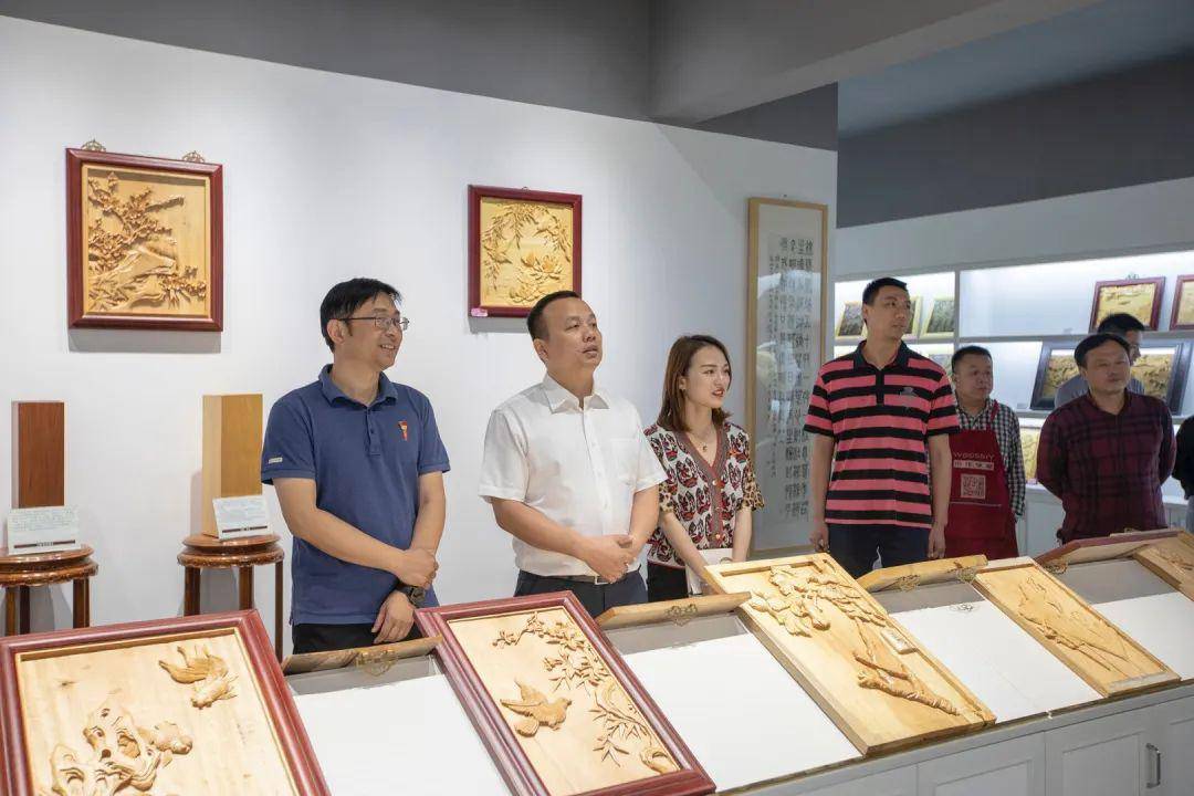 钱书记一行首先来到东阳职教中心调研.