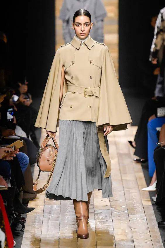 秀场上的最美领型!颈线设计的致命诱惑,时髦精们爱到不行的衣领流行趋