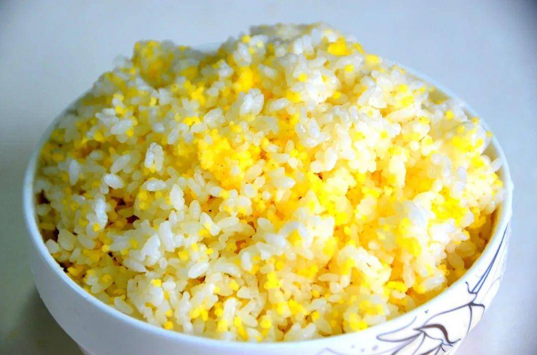 营养主食:小米米饭,小米蛋白质含有人体必需的8种氨基酸,蛋白质消化率