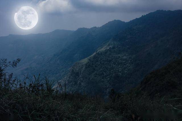 也没有朋友,这让他感动了无边无际的孤独,"众鸟高飞尽,孤云独去闲