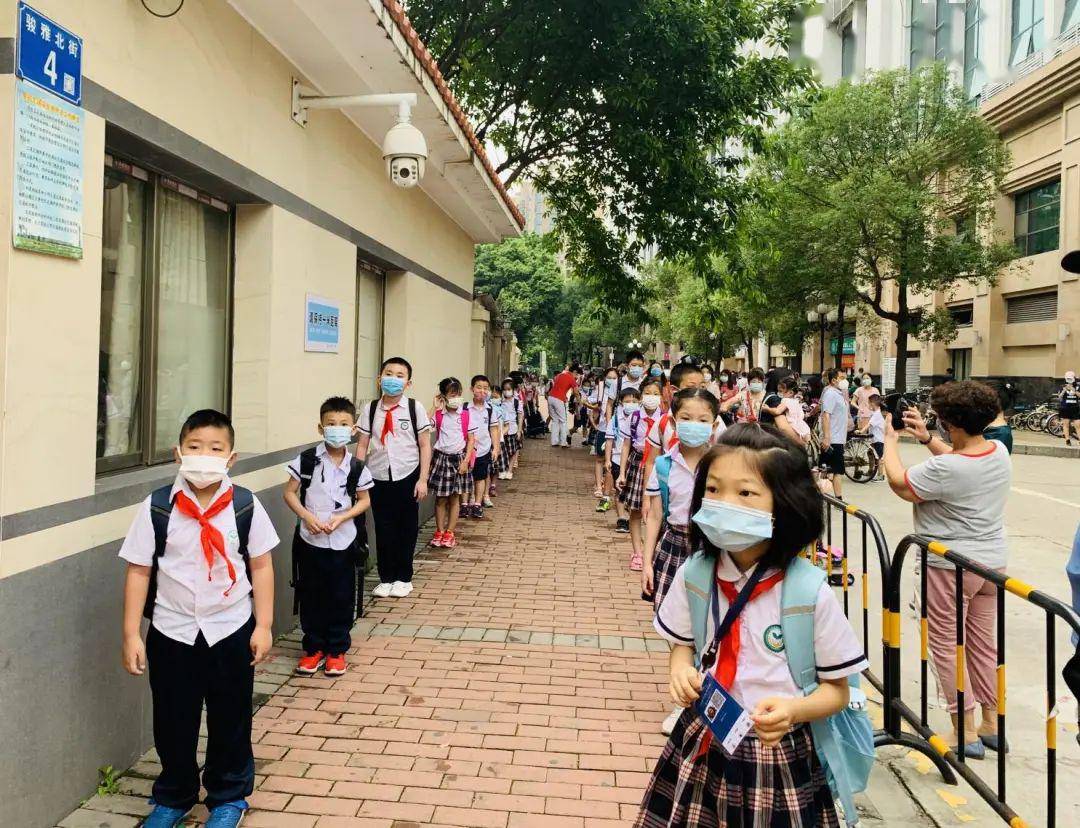 他们返校后,意味着怡园小学东校区1200多名小学生,全部到校上学.