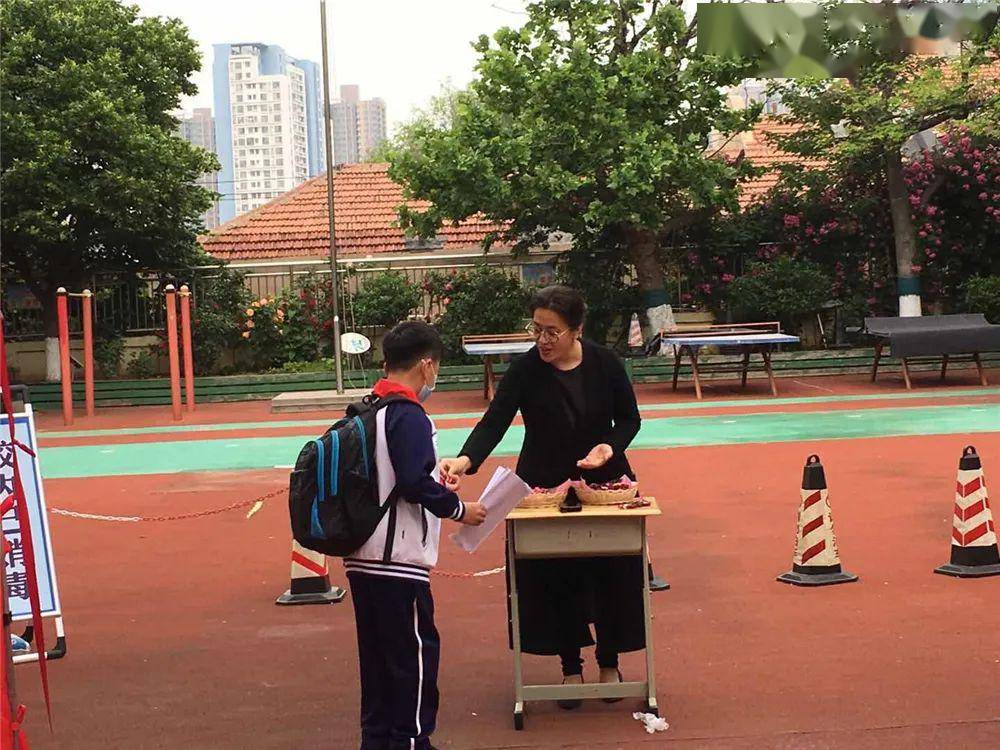 繁花盛开时,欢迎你归来 ——青岛上海支路小学复学第一天