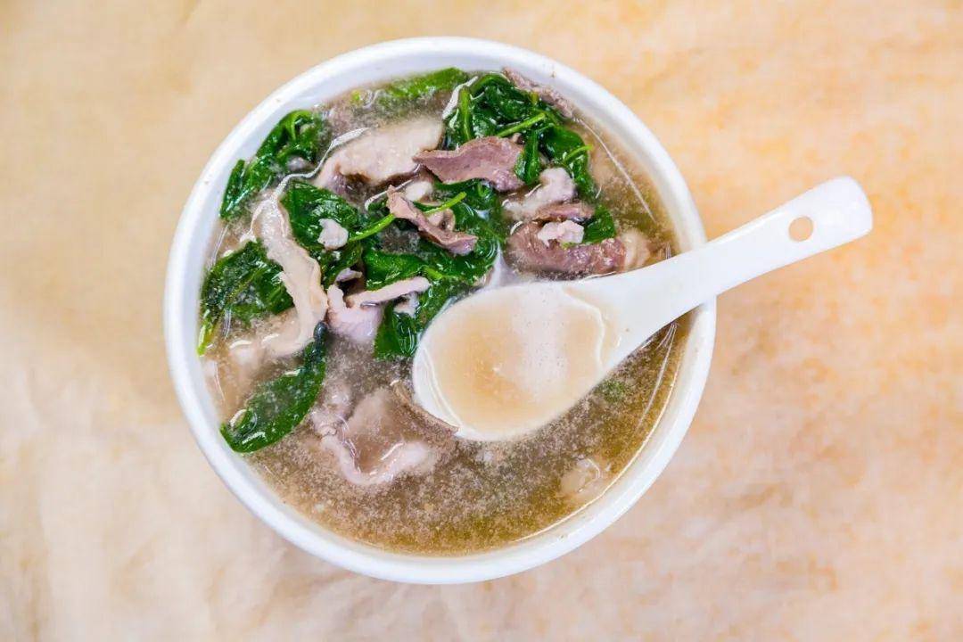 刘中正 摄 全猪汤,选用当地土猪的猪大骨,猪肉,排骨,猪肝,猪肠等部位