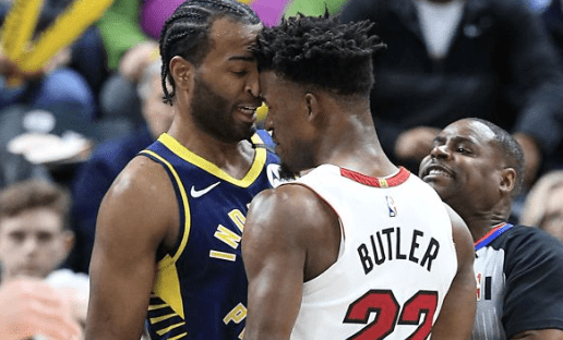 导致步行者球员心态失衡,沃伦在防守巴特勒时连续出现拉拽的危险动作