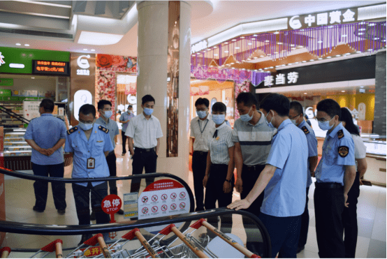 检查组认真检查了紫金县职业技术学校的食堂食品安全情况,宝成商场的