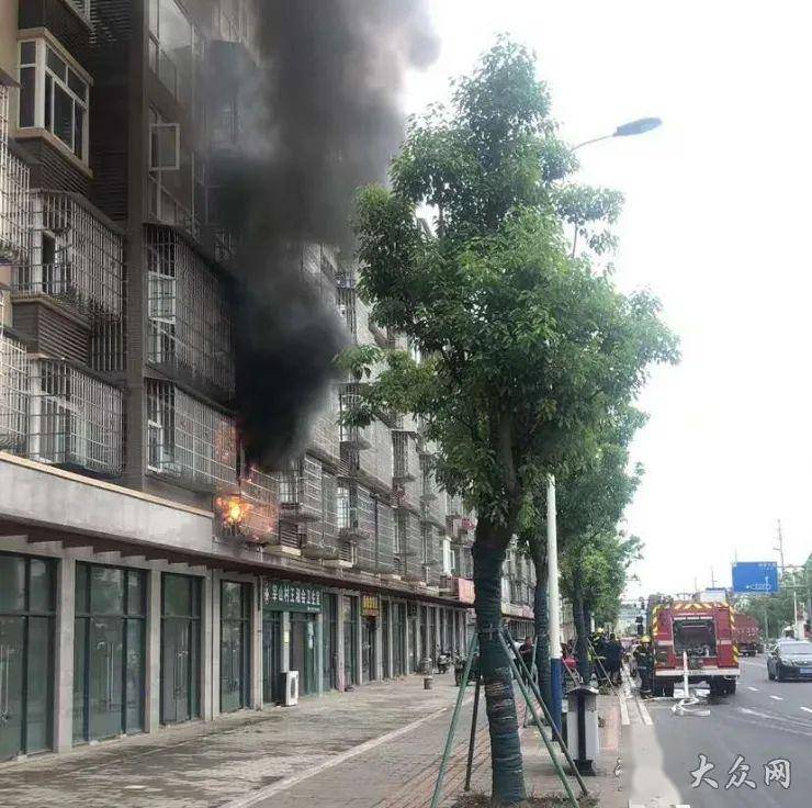 突发25日下午外环路宰山村安置房小区一住户家中着火