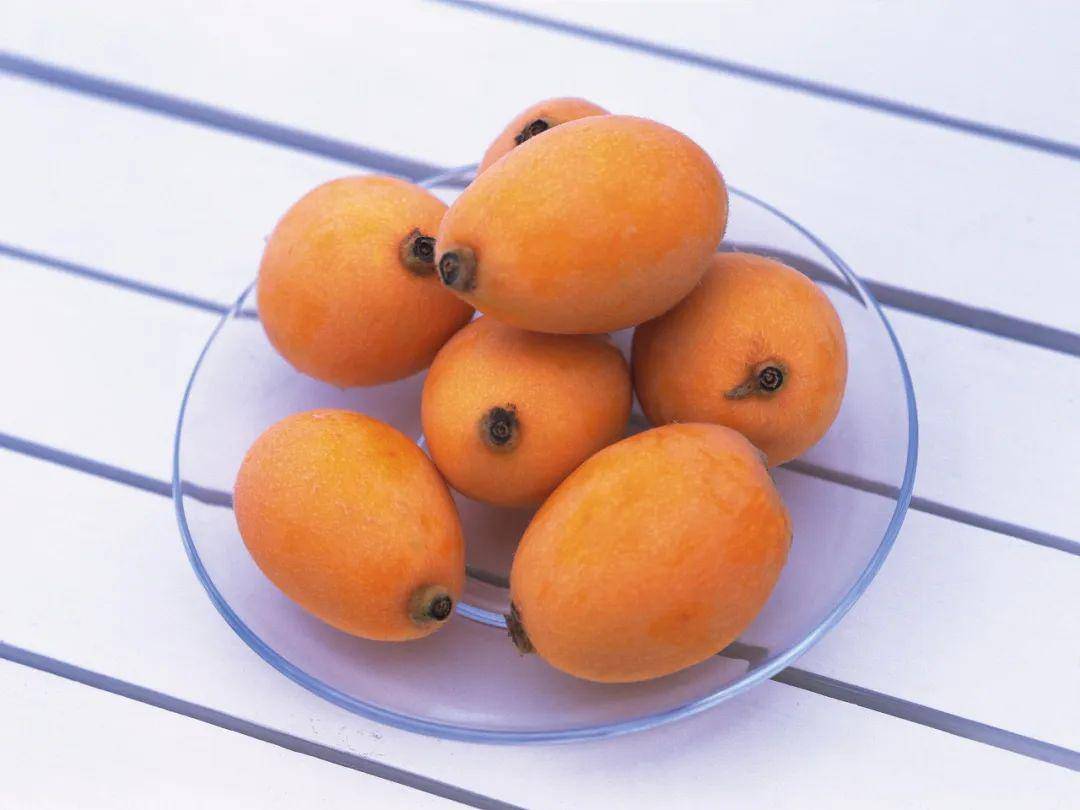 这个水果正当季,切记这个部位不要吃!_枇杷