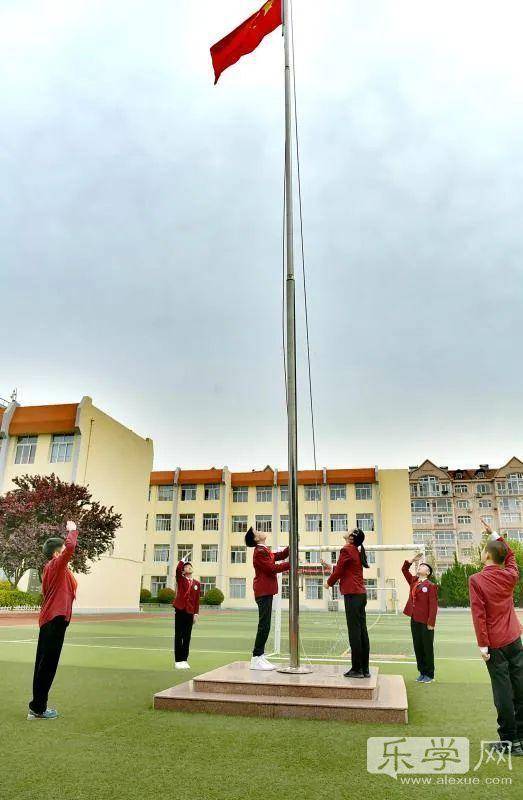五月芳菲重返校园青岛八大峡小学举行复学典礼