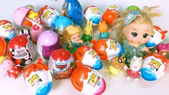 芭比娃娃分亨奇趣蛋给白雪公主和小猪佩奇儿童拆蛋玩具