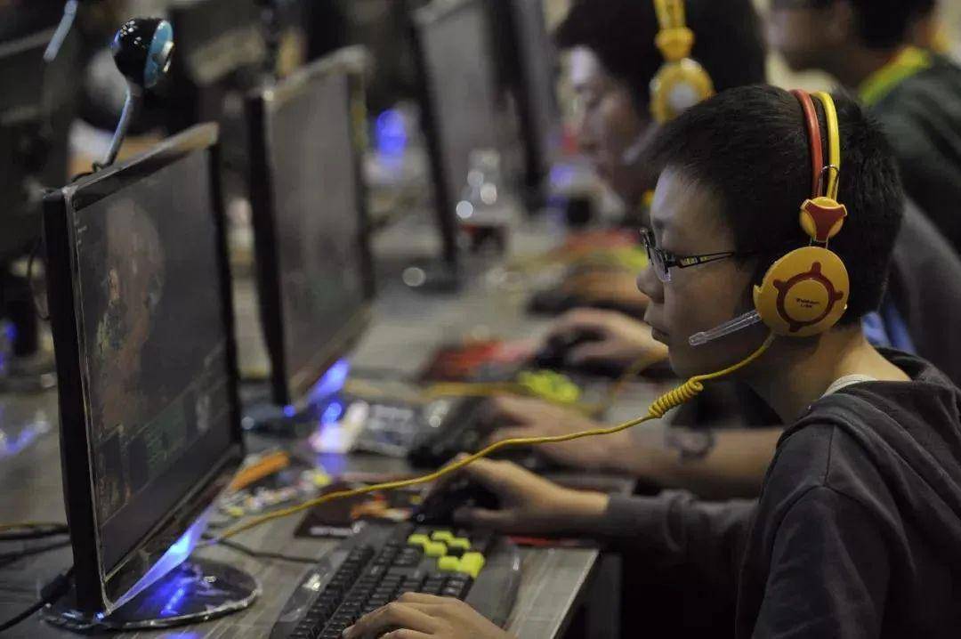 发现孩子沉迷游戏,或有这样的苗头后,我们将这归因于手机的错,网游的