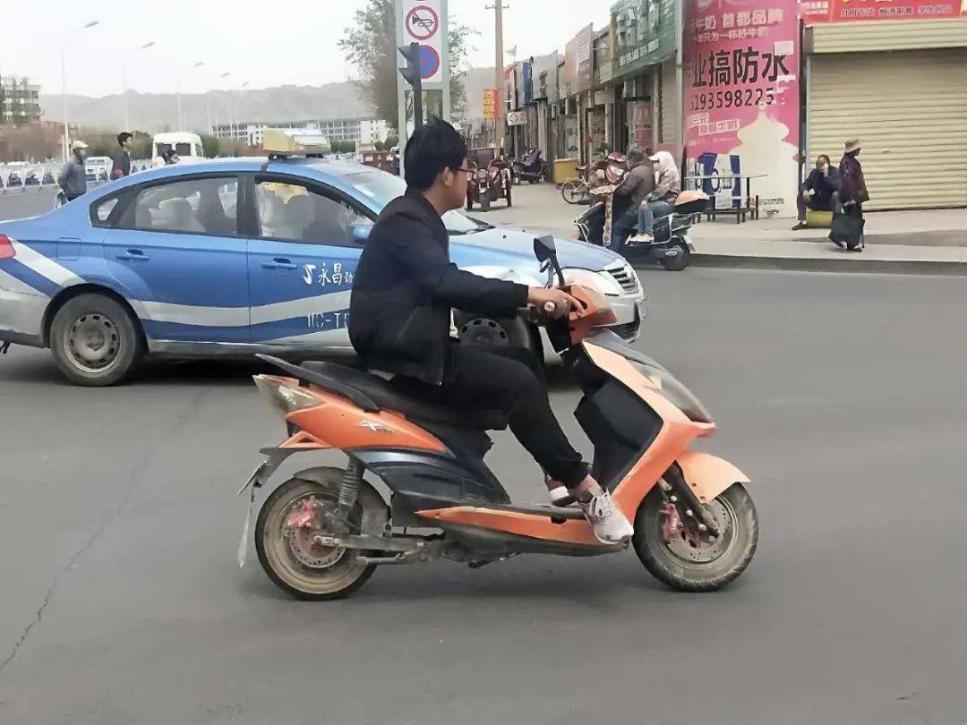 骑乘摩托车,电动车不戴头盔曝光照片中有你吗?