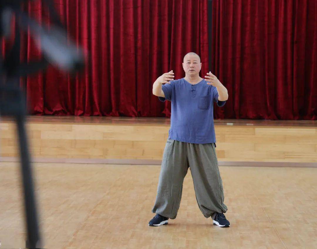 枫叶小熊遇见少林绝学,释延奥法师亲授八段锦