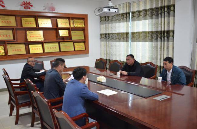 在行政楼会议室召开的座谈会上,夏征勇一行了解了矿