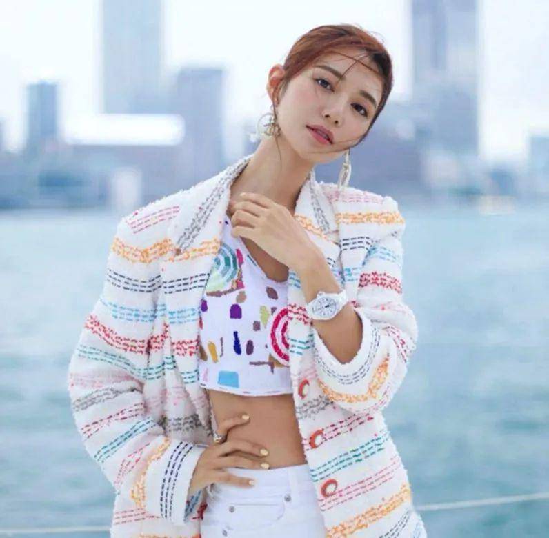 作为chanel腕表大使的超模刘雯,日常不时真人示范j12的高百搭度,穿皮