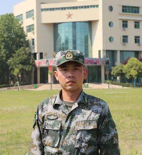 女子民兵班的男班长