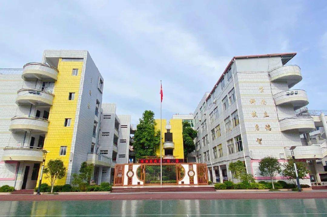 逸夫小学是一所公办重点小学,是1999年7月在香港同胞邵逸夫先生资助和