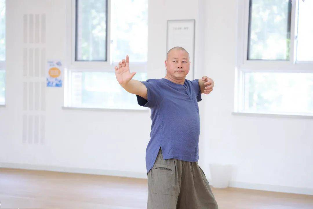 枫叶小熊遇见少林绝学,释延奥法师亲授八段锦