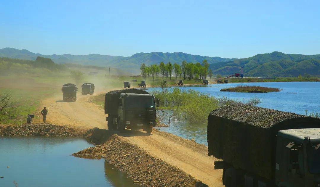 硬核操作看舟橋兵如何架起200米鋼鐵浮橋