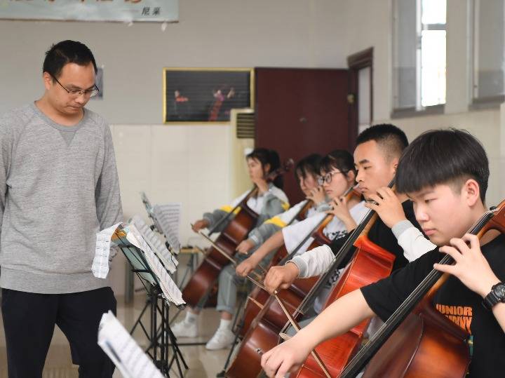 青年教师为山村学生点亮艺术梦想