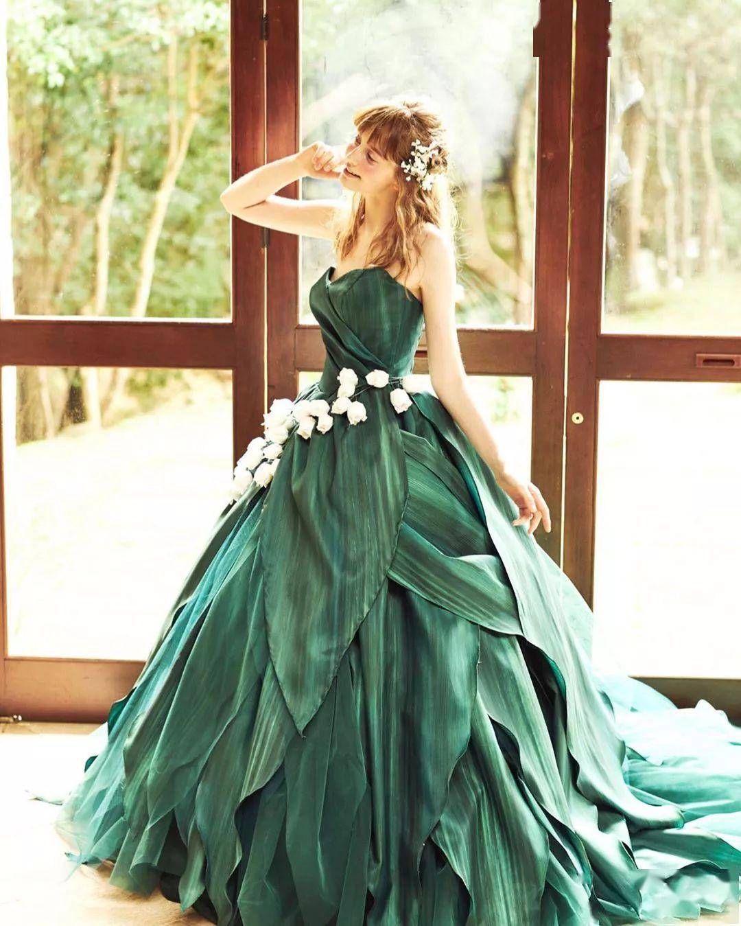 日本艺术家设计的花瓣礼服裙竟然实物化了像极了迪士尼公主