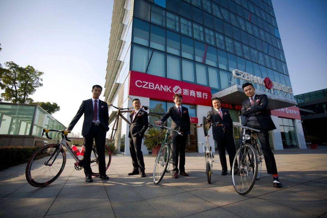 说好的一起变胖你却在浙商银行变成了女神样