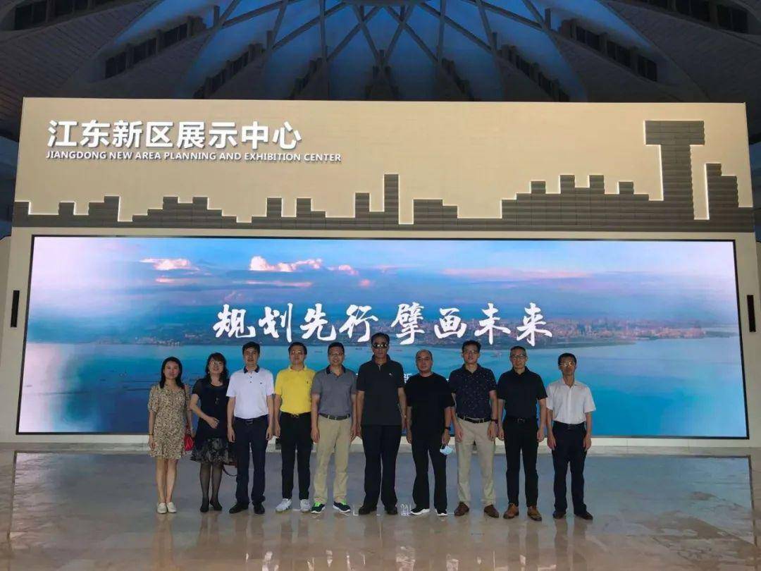 下午,调研团拜访了海南省金融发展促进会,促进会副会长兼秘书长郗俊杰