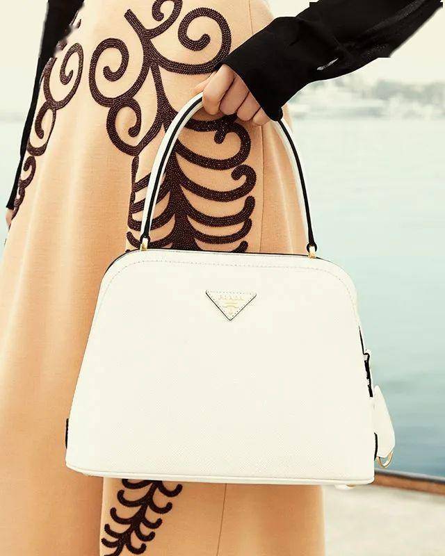 跟着prada的陈列,学习时尚哲学···_普拉达