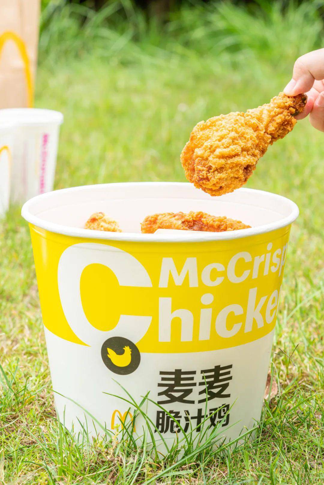 xxl号炸鸡桶空降南京路步行街,麦当劳的!