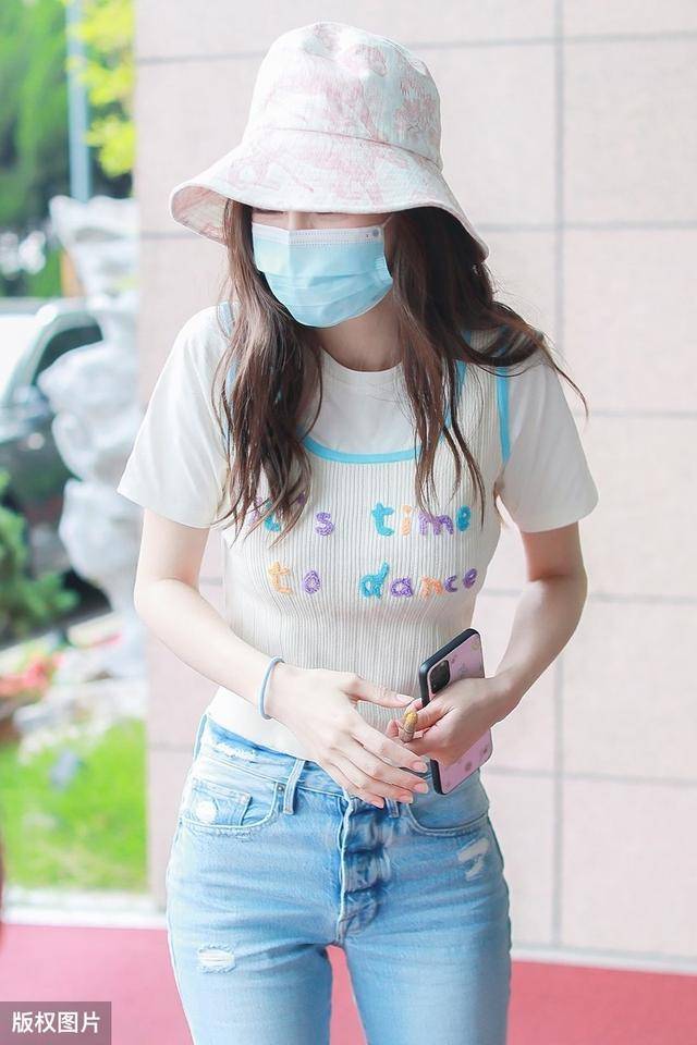 黄晓明的老婆杨颖穿着清新现身紧身裤勒出好身材
