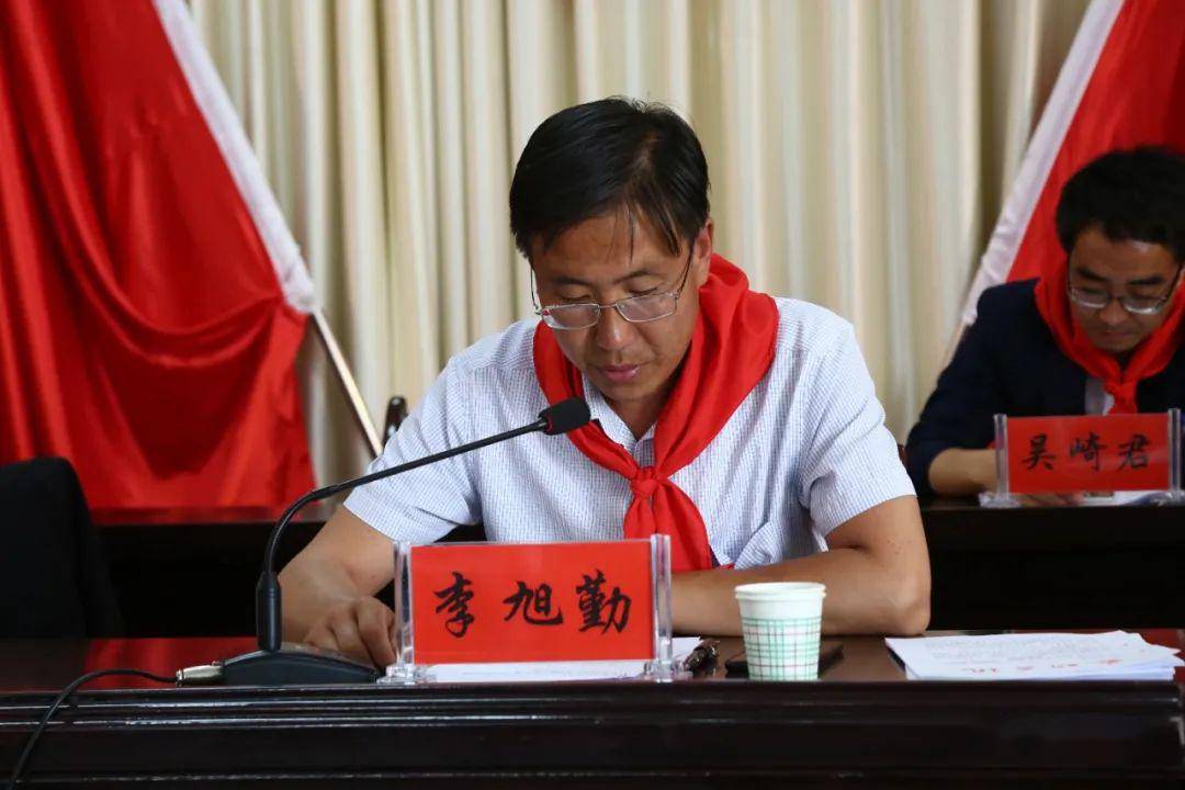 大会闭幕式上县教育副局长李旭勤致闭幕词,泾川县优秀少先队辅导员