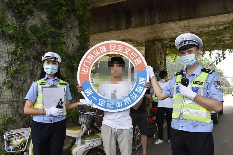 執法過程中,厚街交警對一名不戴頭盔騎電動自行車的男子,進行了攔截